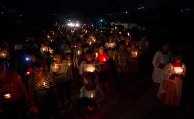 Las madres y sus hijos marcharon y pidieron  a las autoridades una solución al problema. Juan Pablo Cohen/La Opinión