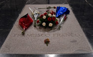 Franco fue enterrado en el Valle de los Caídos, un faraónico mausoleo que él hizo construir entre los 1940 y 1950, en gran parte utilizando como mano de obra a miles de prisioneros políticos. AFP