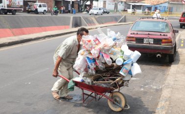 Con el reciclaje se puede reducir esa explotación a la naturaleza. La Opinión