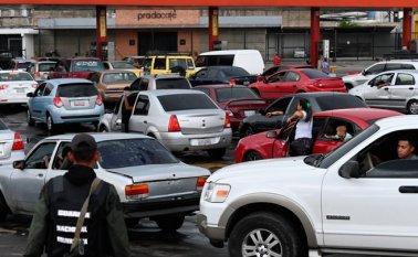 La gasolina en Venezuela es prácticamente regalada, pues con un dólar puede comprarse el absurdo de casi 600 millones de litros. AFP