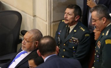 No hubo reparos con respecto a los demás oficiales, pero el debate se abrió al poner en discusión el correspondiente al comandante del Ejército. Colprensa