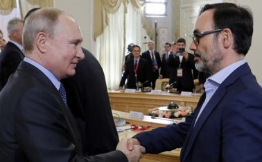 El presidente ruso Vladimir Putin (izquierda), saluda al presidente de la Agencia EFE, Fernando Garea, durante la reunión que mantuvo este jueves con los máximos responsables de las principales agencias de noticias del mundo. EFE