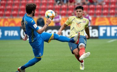 El colombiano Bryan Vera (derecha) disputa un balón con el jugador de la selección ucraniana Heorhii Tsitaishvili, durante su encuentro de cuartos de final del Mundial Sub20. EFE