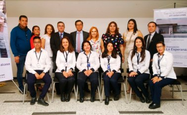 Hugo Angarita, Dora Inés Becerra, Ligia Chinchilla, Juan Fernando Riascos, Diego Fernando Montes, Carolina Cuadros, Maribel Cuadros, Yelitza Hernández y Felipe Matamoros. Sentados: Jonathan Contreras, Berenice Arango, Rosmary Fernández, Magda Castillo, Mónica Sánchez y Emilse Quiroga. Cortesía