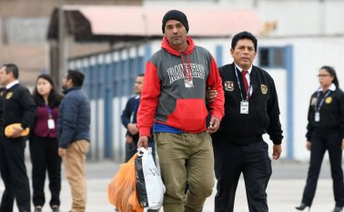 Esta fotografía publicada por el Ministerio del Interior peruano muestra a ciudadanos venezolanos deportados. AFP