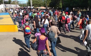 Los venezolanos llegando al puente internacional que comunica con La Parada en Villa del Rosario. Eilyn Cardozo
