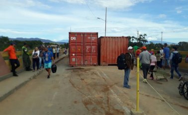 Krüger reprochó al gobierno de Maduro por mantener bloqueado el tránsito por los puentes internacionales mediante contenedores repletos "de arena y piedra". Cortesía