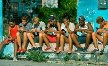 Las quejas por el elevado costo del servicio y el bloqueo de blogs que difieren con las decisiones del gobierno cubano, son latentes en los internautas cubanos. AFP