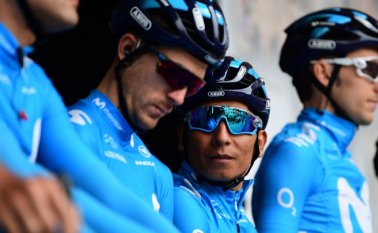 El colombiano Nairo Quintana (segundo de derecha a izquierda) entró duodécimo en la primera fracción del Critérium du Dauphiné. Movistar Team