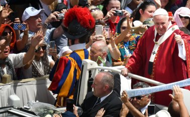 El papa ha multiplicado en las últimas semanas sus intervenciones a favor de los más desposeídos. AFP