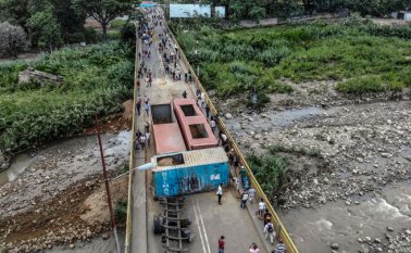 Del lado venezolano del puente internacional Simón Bolívar, los contenedores fueron movidos para habilitar dos canales, uno hacia San Antonio y otro con rumbo a Villa del Rosario, para el cruce de los peatones. AFP
