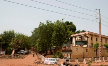 "Estamos en el terreno con responsables locales, ya hemos contado 95 civiles muertos", añadió. AFP