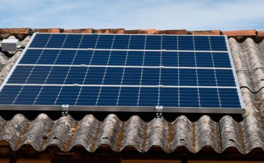 En el hogar habitan 30 adultos mayores y cinco personas encargadas de la atención. Para disminuir el consumo por energía y aprovechar ese dinero en otras necesidades del asilo, se habilitó un sistema de iluminación con paneles solares. Cortesía