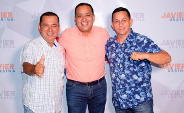 El candidato Javier Urbina (en el centro) aparace acompañado por Rafael González y Milton Correa Reyes quienes llegaron a acompañarlo en su proyecto a la Alcaldía de Los Patios. Especial