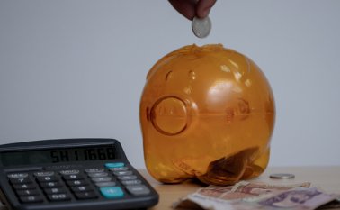 Las personas saben que ahorrar es importante, así que lo difícil no es que la gente crea que ahorrar es bueno, lo realmente complicado es dar los pasos para hacerlo. Colprensa