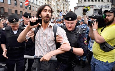 Manifestantes como este fueron detenidos este miércoles por la policía de Moscú por expresar su apoyo al periodista Iván Golunov. AFP