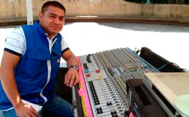 Libardo Montenegro, en su estudio de Samaniego Estéreo. Colprensa