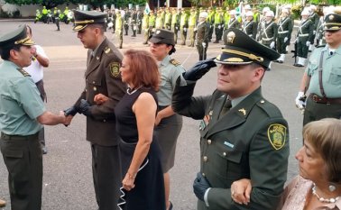 El general Ramiro Castrillón, comandante de la región 5 de Policía impuso las insignias a los nuevos oficiales. Cortesía