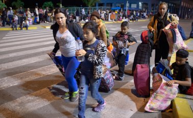 En marzo pasado, el Gobierno español concedió a 400 venezolanos los primeros permisos de residencia por razones humanitarias, una medida prevista en la ley y que puede otorgarse cuando no se concede el asilo a los solicitantes. AFP