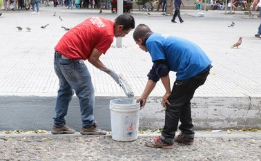 Con brigadas de embellecimiento de parques, los miembros de Asoexres se están presentando en sociedad, para que se les de una oportunidad de ser parte activa y productiva en la ciudad. César Obando / La Opinión