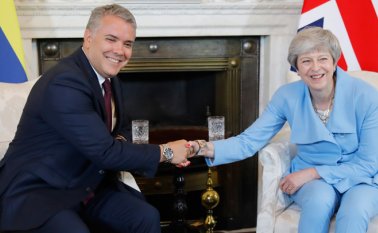 Duque fue recibido en Downing Street por la primera ministra británica Theresa May.  AFP