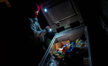 Esta acción de "rebuscar" en contenedores es penada con una multa que puede ser de cientos de euros, y está prohibida al ser considerada como un robo: cualquier objeto depositado en un basurero situado fuera de los espacios públicos sigue siendo propiedad privada hasta que sea recolectado. AFP