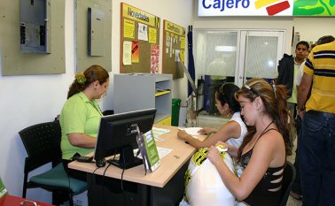 El proyecto de ley buscaba la eliminación de costos bancarios por actividades como consultar el saldo en cajeros, hacer retiros, transferencias por internet, pagos a terceros y las cuotas de manejo. Archivo / La Opinión