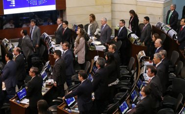 En el Senado de la República se le dio anoche tránsito al proyecto anticorrupción, que contempla la eliminación del beneficio de la casa por cárcel para los corruptos que sean condenados.
Colprensa
