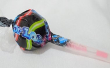El producto es un chupete compuesto de un caramelo duro, adherido a un "palito láser", elaborado en polipropileno que contiene sustancias químicas en su interior, encargadas de producir la iluminación del palito luego de una reacción química. SIC
