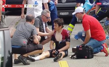 Geraint Thomas, ganador del último Tour de Francia y líder del Team Ineos se cayó en la Vuelta a Suiza y abandonó la competencia. Es el tercer ciclista de este equipo que en el presente año sufre un accidente. Twitter