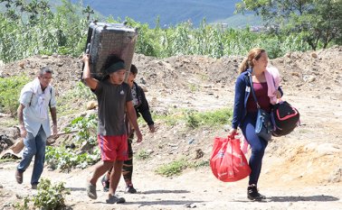 El flujo de inmigrantes por los pasos informales se mantenía ayer vigente, pese a la orden de la Policía de detener a quienes insistieran cruzar la frontera hacia Colombia. La Opinión