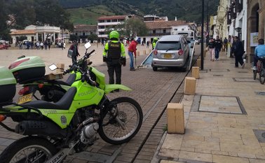 Una de las faltas más frecuentes es parquear frente a restaurantes en el parque Águeda Gallardo. Por ese hecho se inmovilizan los automotores. Roberto Ospino