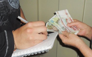 “El típico crédito de ‘gota a gota’ es de montos muy bajos, de hasta $1 millón; sus plazos son muy cortos, la totalidad se debe pagar entre uno y cinco meses; el pago se realiza a diario, semanal o quincenal, y este dinero se utiliza para pagar deudas y comprar ropa”, explicó Rodríguez. Colprensa