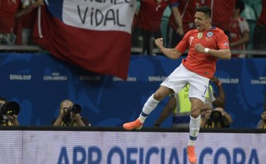 Alexis Sánchez celebra su gol para la victoria de Chile sobre Ecuador en partido del Grupo C de la Copa América. AFP
