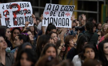 En toda España, multitudes de mujeres, entre ellas muchas adolescentes, salieron a las calles bajo el lema "Yo sí te creo", en apoyo a la víctima. Fuera del país el caso generó nutridas movilizaciones feministas en Chile. AFP