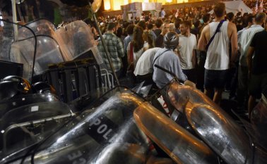 Unos 10.000 manifestantes se congregaron el jueves delante del Parlamento para protestar contra la intervención, desde la tribuna del presidente, del diputado del Partido Comunista ruso Serguéi Gavrilov. AFP