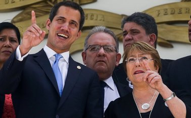 El líder opositor Juan Guaidó recibió en la sede del Parlamento a la Alta Comisionada de la ONU para los Derechos Humanos, Michelle Bachelet. AFP