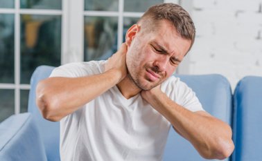 Esta alteración provoca que mientras la cabeza gira hacia un hombro, el mentón queda señalando hacia el hombro opuesto. Freepik.es