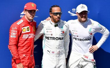 Entre Hamilton (centro) y Bottas (derecha) se reparten todas las victorias desde el inicio de la temporada (5 para Hamilton y 2 para Bottas). AFP