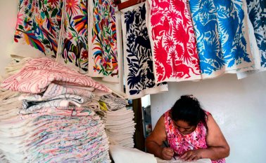 La artesana mexicana Glafira Candelaria, del grupo étnico Otomí, trabaja en uno de sus diseños en su taller en la aldea de San Nicolás, en Tenango de Doria, estado de Hidalgo, México. AFP
