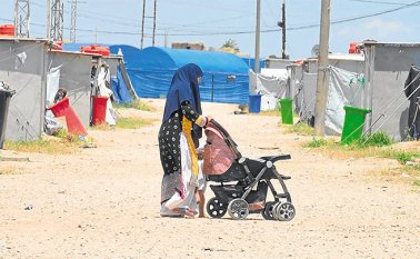 Mujeres de todas las edades colman algunos campamentos, donde se niegan a cambiar de costumbres y usan trajes que las identifican como musulmanas radicales. Víctor de Currea-Lugo