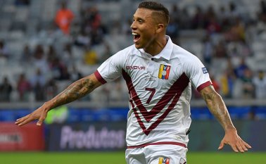 Darwin Machis, de Venezuela, celebra su segundo gol contra Bolivia durante su partido de torneo de fútbol de la Copa América. AFP