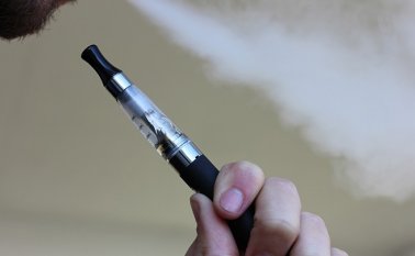 Es común ver a muchas personas haciendo uso de ellos en espacios públicos o cerrados. Pixabay / Referencial