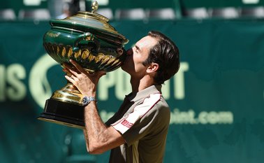 Roger Federer de Suiza besa el trofeo después de ganar su último partido contra David Goffin de Bélgica. AFP