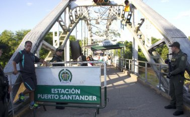 Una vez la frontera se encontraba cerrada por parte de Venezuela, un grupo de cerca de mil ciudadano cruzó hacia Colombia de manera irregular, hasta Puerto Santander.  Archivo