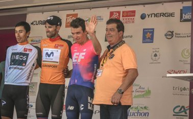 Valverde (centro), ganador el año pasado, revalidó la victoria final en la prueba antiguamente llamada Ruta del Sur, por delante de dos colombianos Sosa (izquierda) y Urán (derecha). Tomada de Twitter @RouteOccitanie