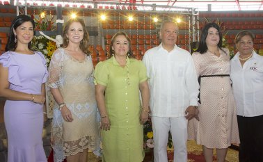 Judith Yamile Jaimes, Claudia Uribe, Carmen Jaimes Galvis, Eduardo Rivera Sierra, Cristal Barrera Cotamo y Carmen Quero de González. Alfredo Estévez / La Opinión