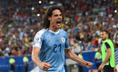 Edinson Cavani, de Uruguay, celebra después de marcar contra Chile durante su partido por el torneo de fútbol de la Copa América en el estadio Maracaná de Río de Janeiro. AFP