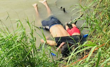 El pasado domingo, el salvadoreño Óscar Alberto Martínez de 25 años y su pequeña hija Valeria, de menos de dos años, murieron ahogados al intentar cruzar el río Bravo, cerca de la ciudad de Matamoros. Tomada de Twitter