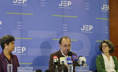 En marzo, la Jurisdicción Especial para la Paz anunció la apertura del caso 007 con el que se busca establecer lo concerniente al reclutamiento de menores durante el conflicto colombiano. Nadiezhda Henríquez (izquierda), Iván González Amado (centro) y Julieta Lemaitre. Archivo